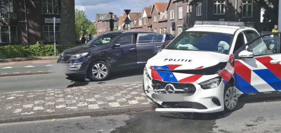 Ongeluk met politieauto aan Burgemeester van der Klokkenlaan Waalwijk
