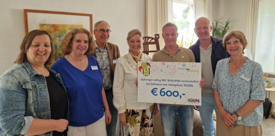 Carnavalsshirt Sacha Ausems levert 600 euro op voor inloophuis TOON