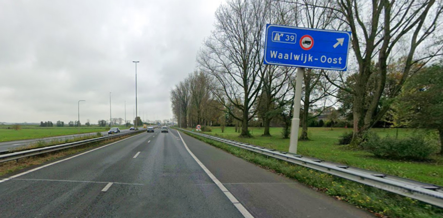 Spookrijdster jaagt automobilisten stuipen op het lijf op A59
