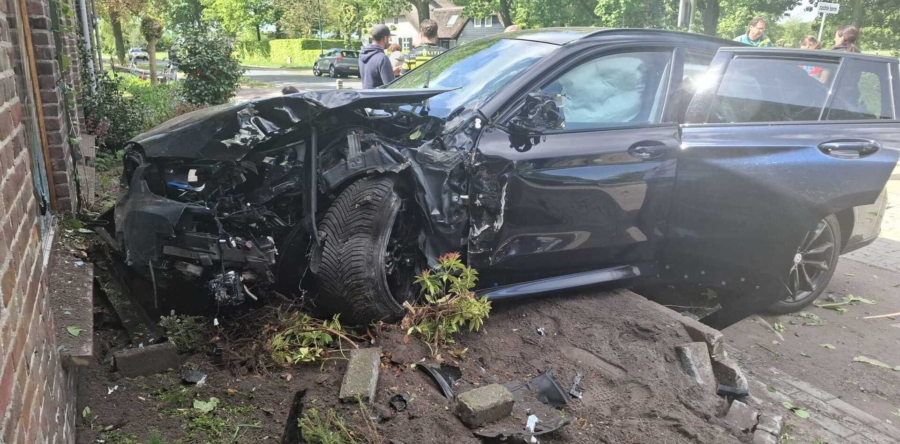 Automobilist schept fietser en ramt daarna vol tegen woning aan