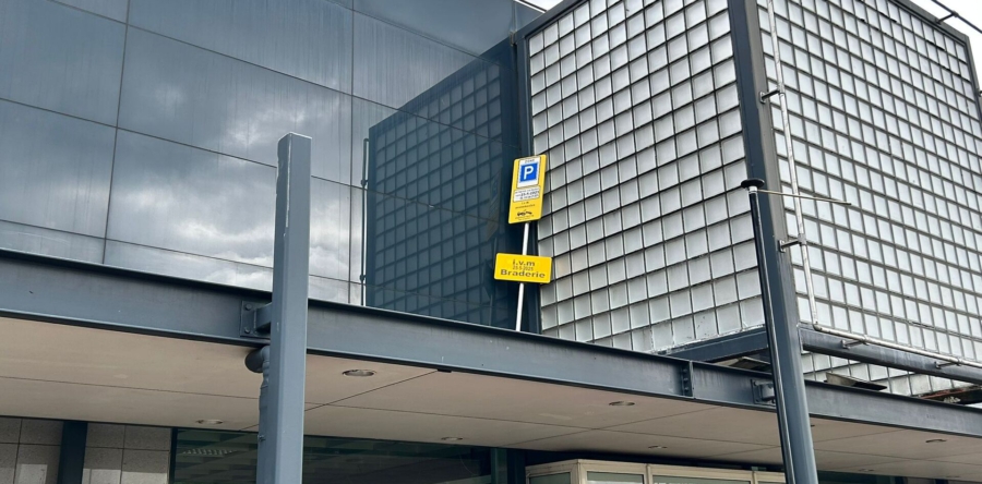 Onbekenden plaatsen verkeersbord uit Kaatsheuvel bij bedrijf Waalwijk