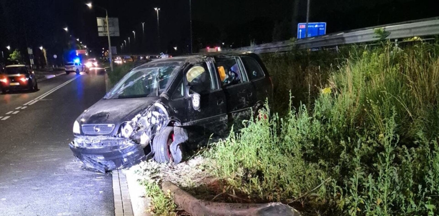 Automobilist rolt twee keer over de kop en beukt lantaarnpaal omver