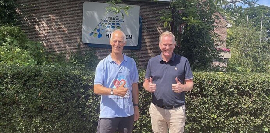 Langstraatse gemeenten ontvangen loper van bijzondere wandeltocht