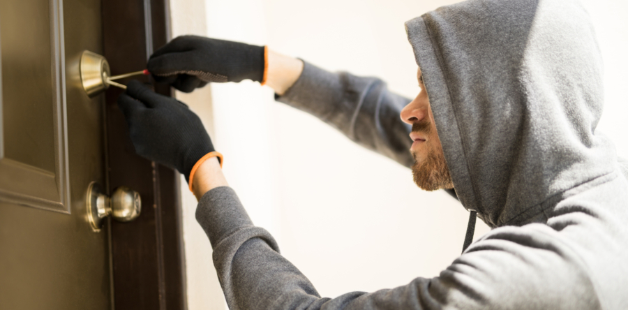Politie Waalwijk op zoek naar verdachten woninginbraak Puccinistraat