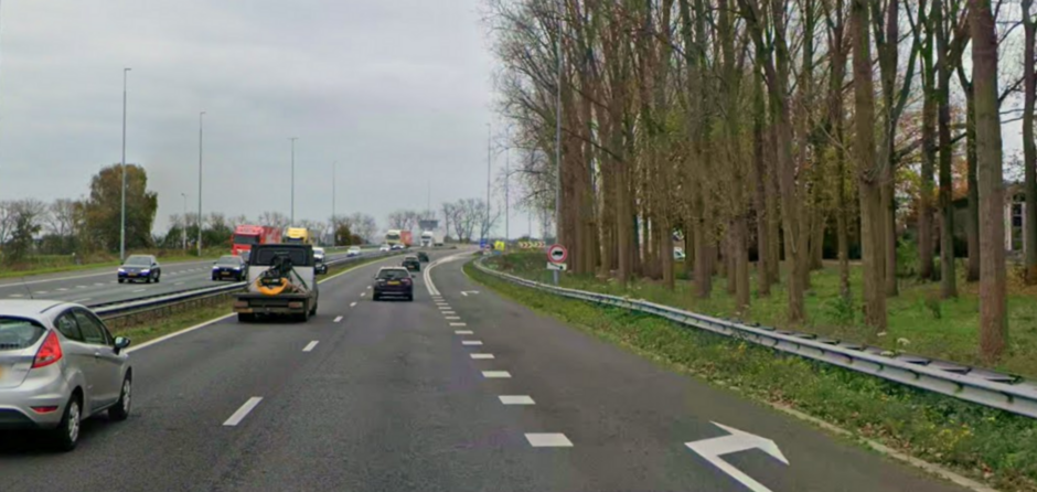 Man wandelt over snelweg A59 en kan forse boete verwachten