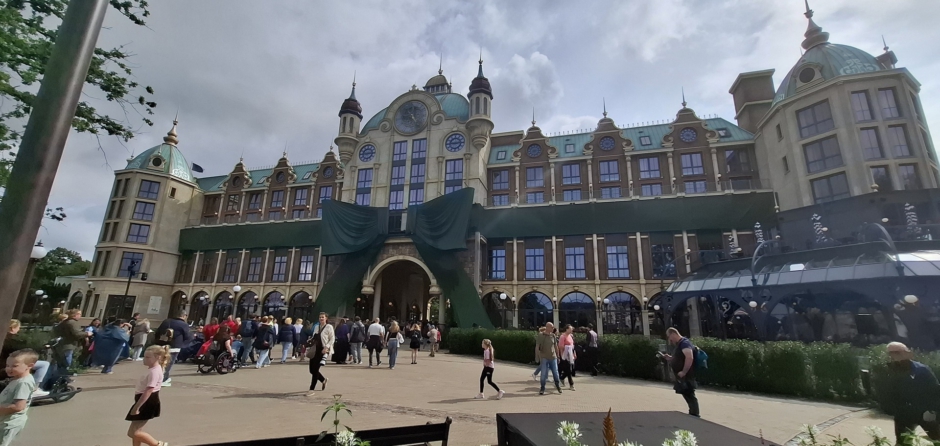 Efteling Grand Hotel officieel geopend (Video)