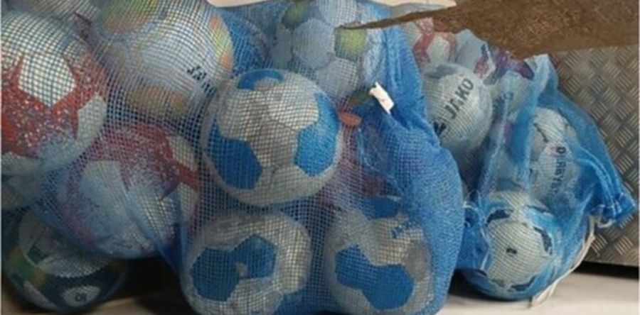 RWB schenkt dertig voetballen aan Stichting Floriander