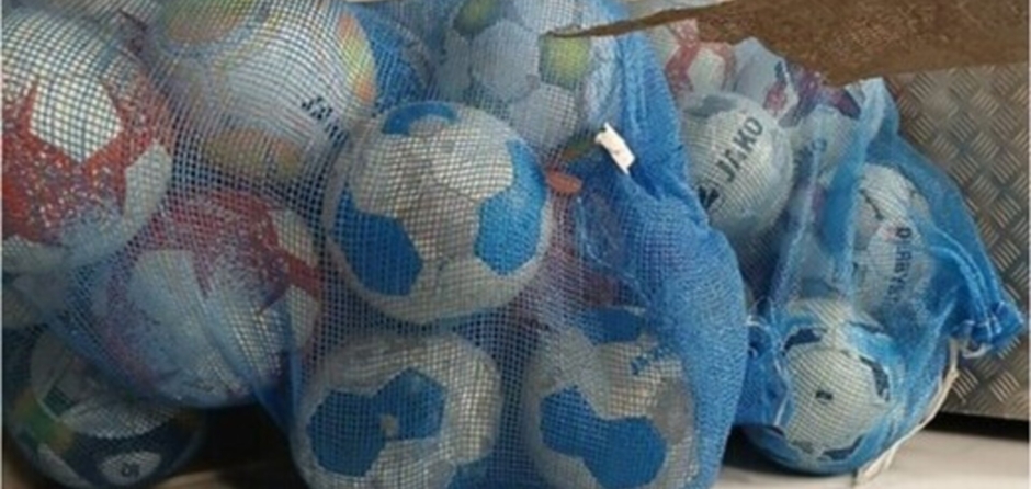 RWB schenkt dertig voetballen aan Stichting Floriander