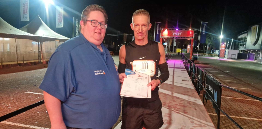 Leon Pullens haalt als eerste loper de finish van de 80