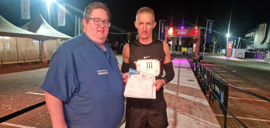 Leon Pullens haalt als eerste loper de finish van de 80