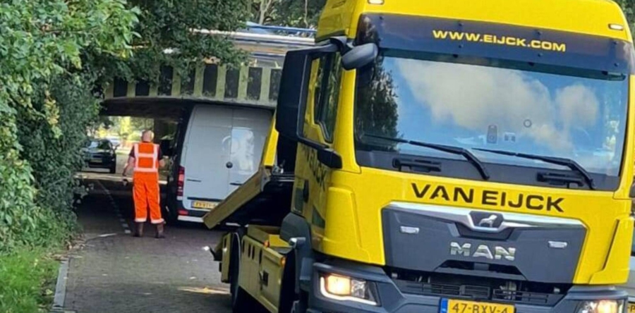 Bestelbus in de knel in Waspik, chauffeur schat de hoogte verkeerd in