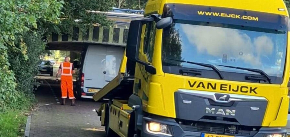 Bestelbus in de knel in Waspik, chauffeur schat de hoogte verkeerd in