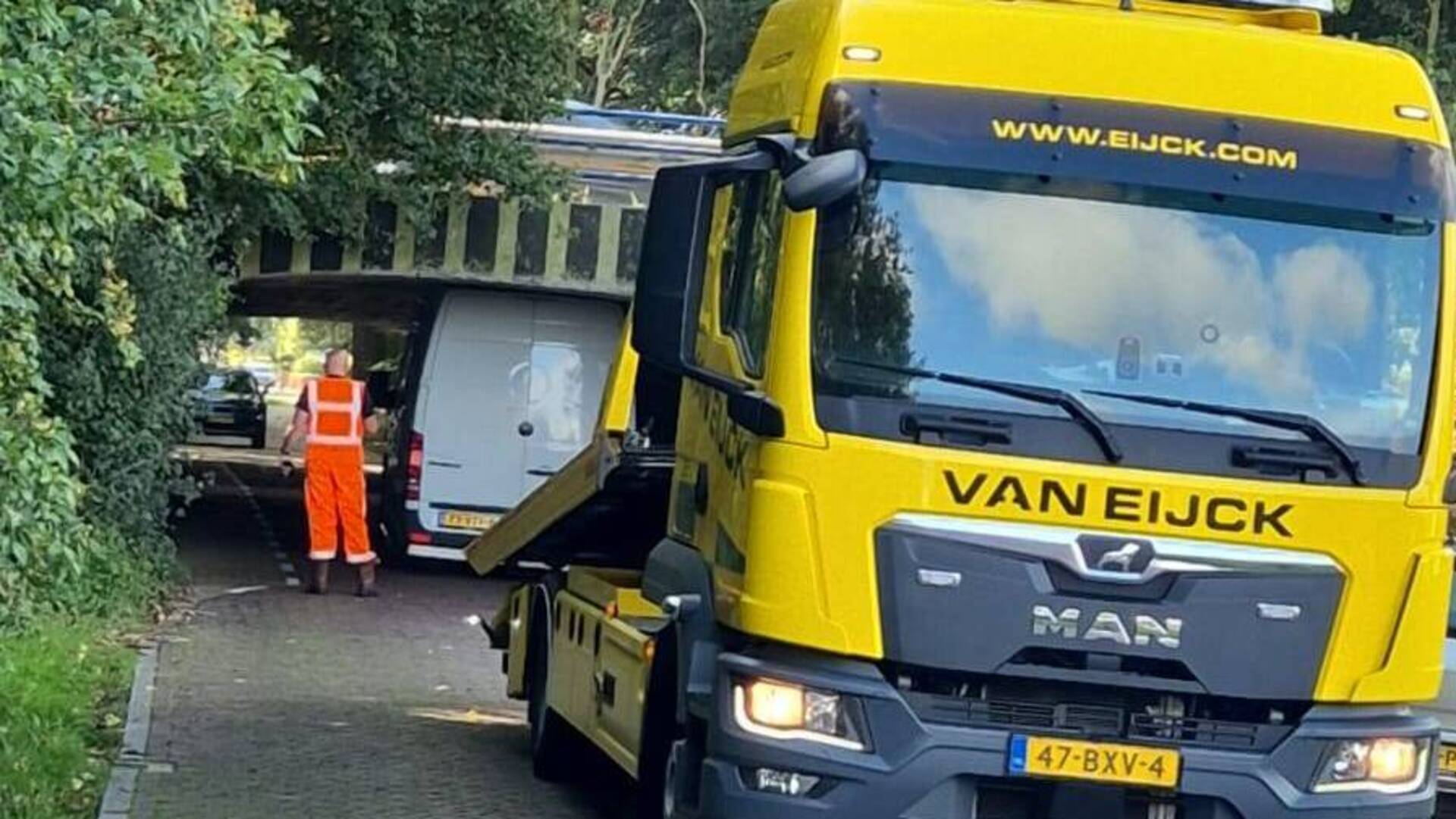Bestelbus in de knel in Waspik, chauffeur schat de hoogte verkeerd in