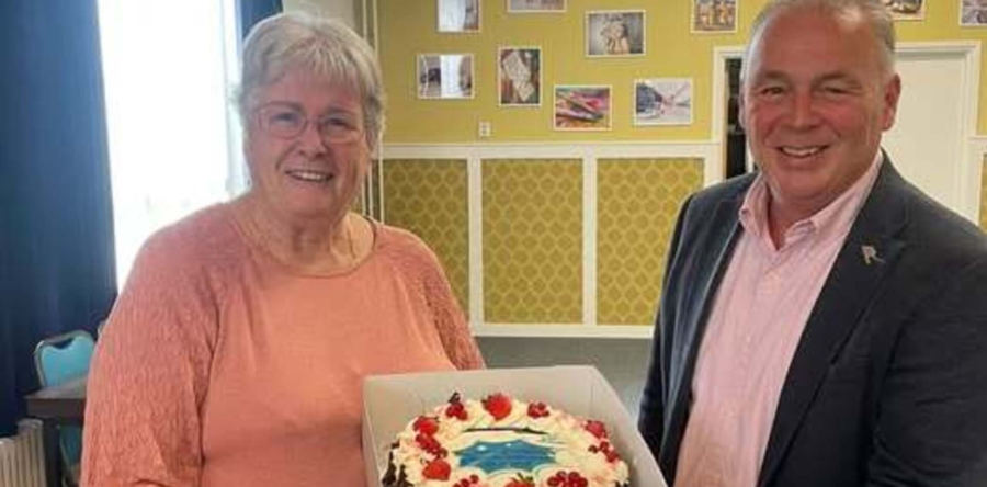 Annemarie ontvangt taart als Doener van de gemeente Heusden