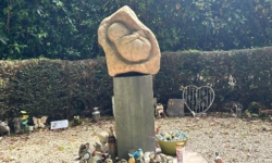 Caroline vraagt zorg voor monument op kerkhof: ‘Dat verdient het’