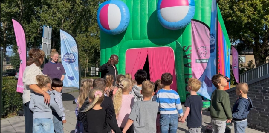 Opblaasbioscoop moet kinderen leesplezier brengen (video)