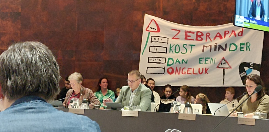 Wethouder opnieuw in gesprek over aanleggen zebrapad Raadhuisstraat