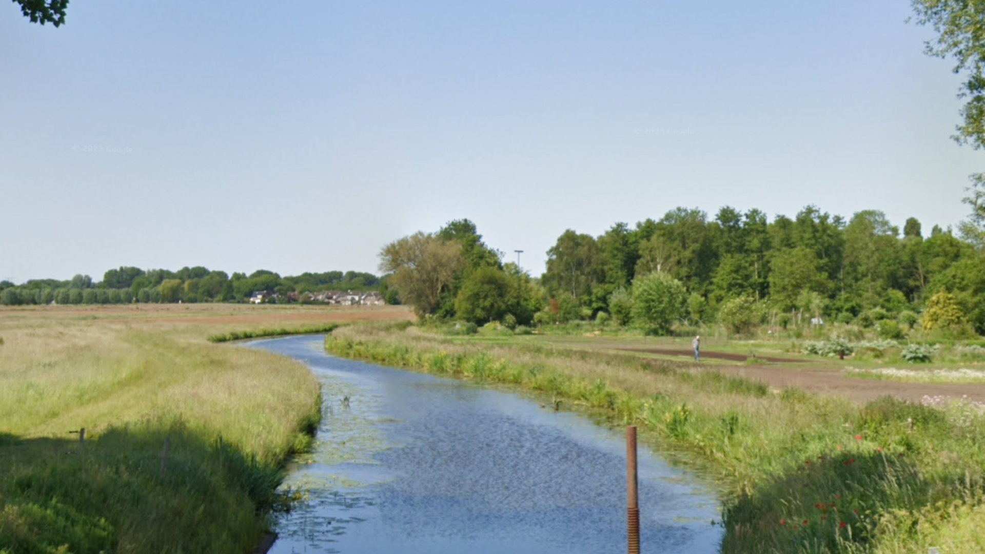 Tractor met aanhanger kantelt in buitengebied van Waspik