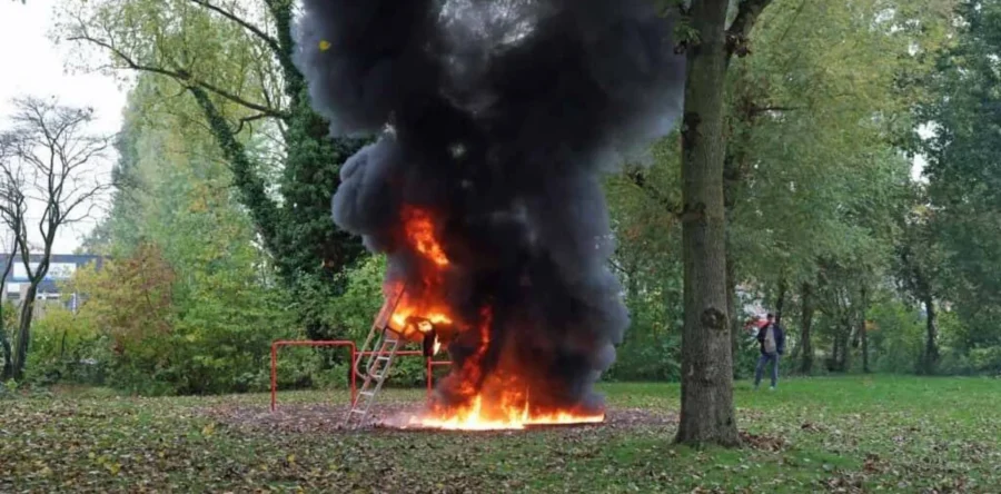 Glijbaan in Waalwijk in de brand: vermoedelijk brandstichting