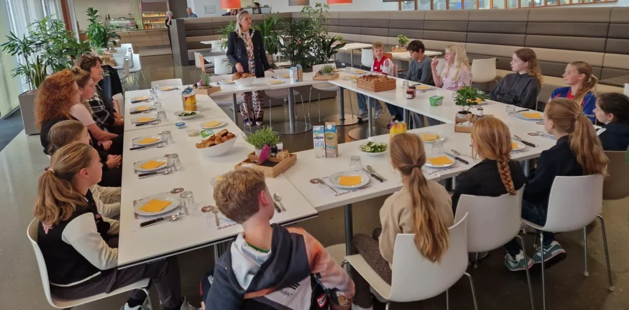 Burgemeester ontbijt met basisschoolkinderen in Waalwijk