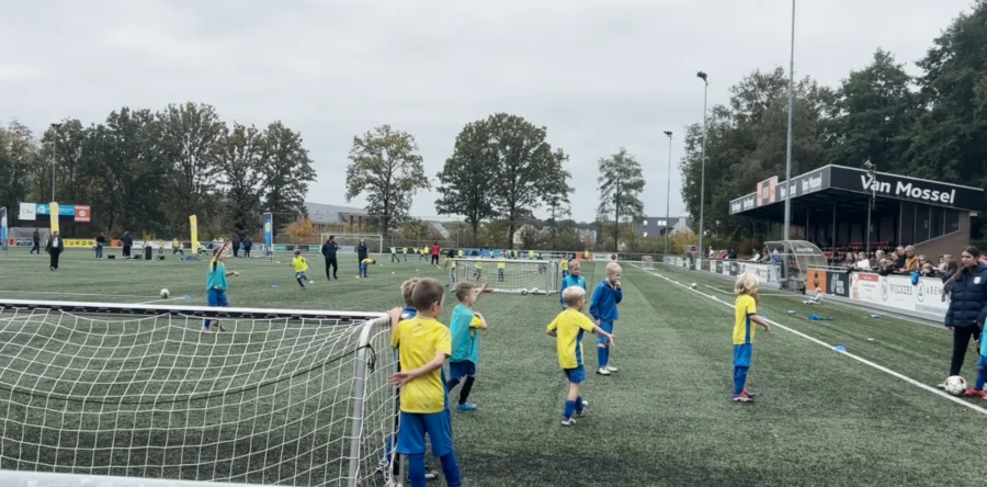 Waalwijkse kinderen voor drie dagen profvoetballer (Video)