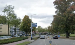 Vrouw in elektrische rolstoel lichtgewond bij aanrijding in Waalwijk