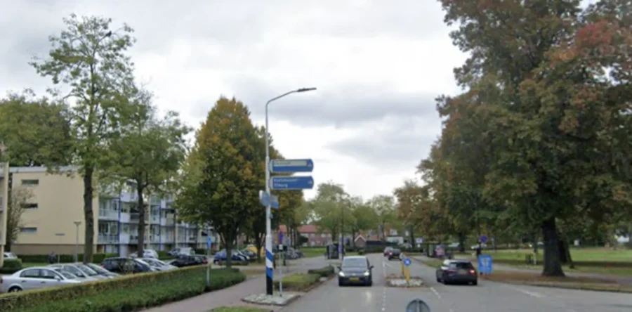 Vrouw in elektrische rolstoel lichtgewond bij aanrijding in Waalwijk