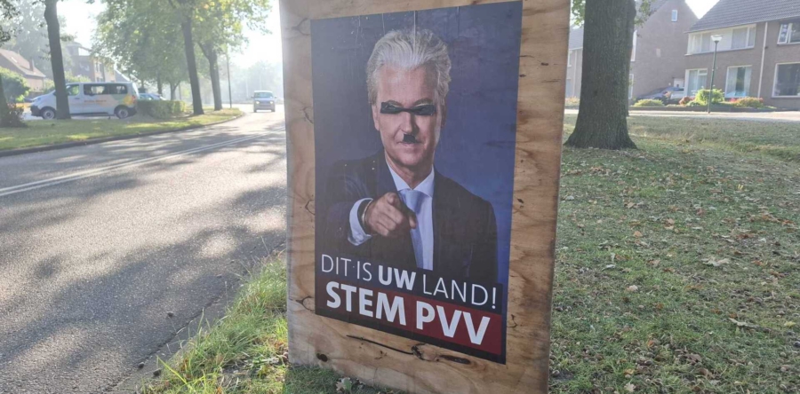 Verkiezingsposter van PVV in Kaatsheuvel beklad