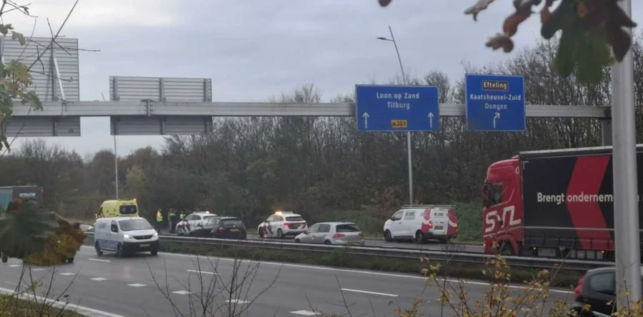 Auto slaat over de kop en belandt in berm op Midden-Brabantweg