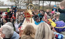 Sinterklaas maakt feestelijke intocht door de Langstraat (video)