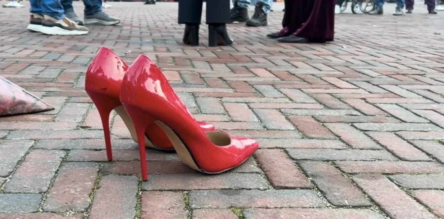 Orange the World in Waalwijk: expositie en rode schoenen (video)