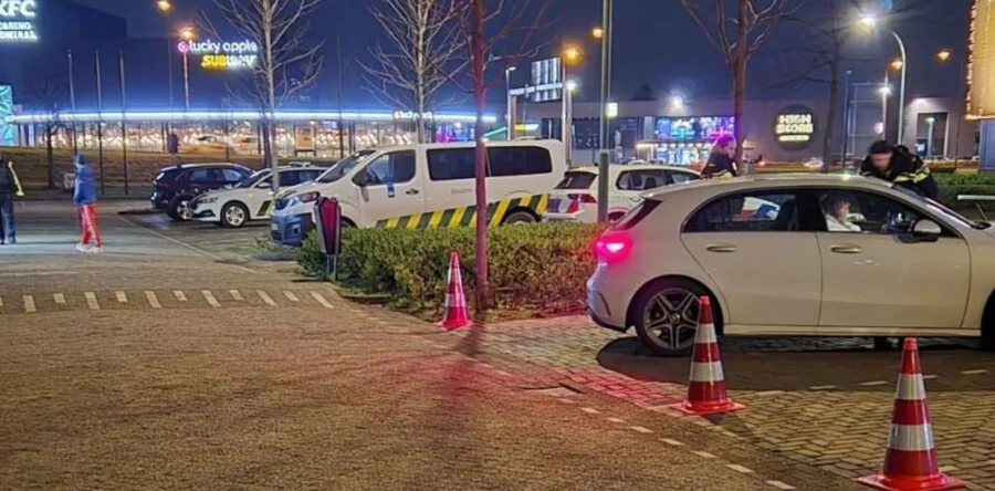 Politie houdt grote controle bij parkeerplaats Piet Klerkx