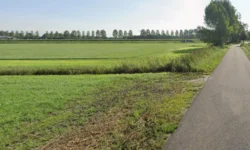 Jerrycans gevonden in Kaatsheuvelse sloot: brandweer rukt uit