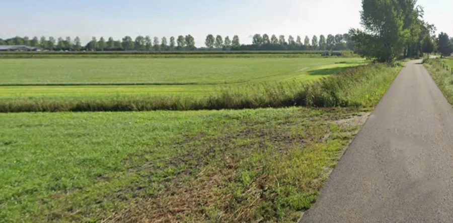 Jerrycans gevonden in Kaatsheuvelse sloot: brandweer rukt uit