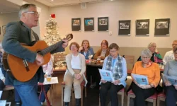 Het publiek zingt in het Parkpaviljoen zijn eigen kerstconcert