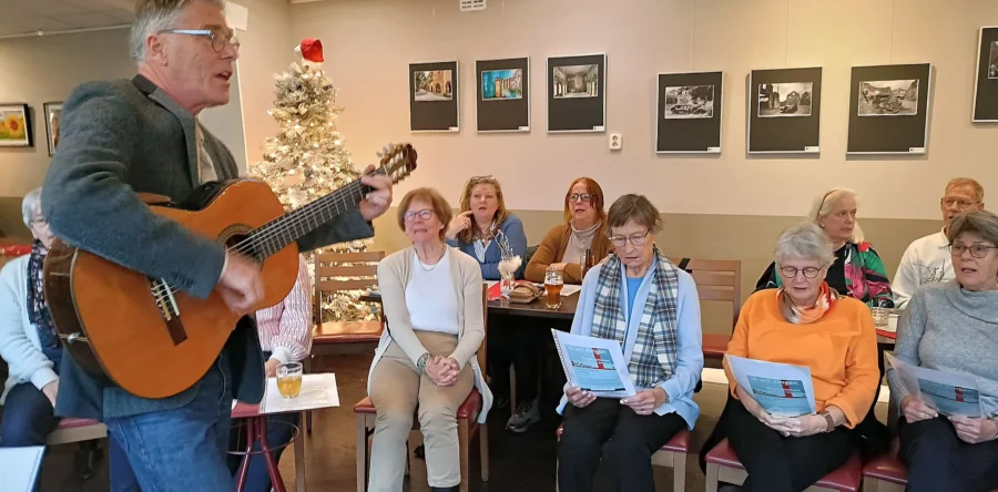 Het publiek zingt in het Parkpaviljoen zijn eigen kerstconcert