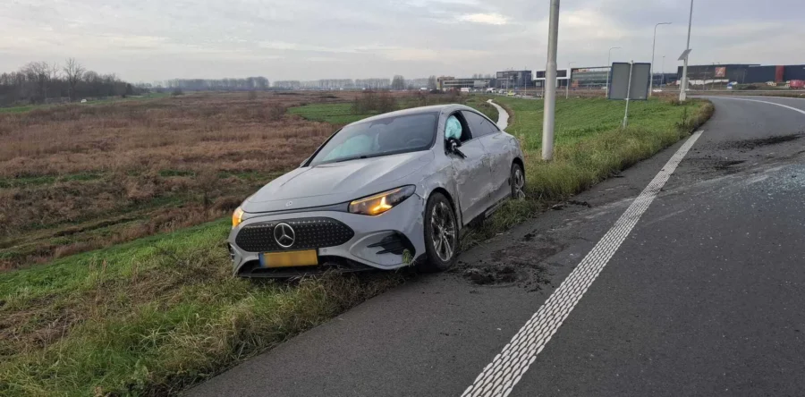 Automobilist verliest controle over auto en eindigt op zijkant