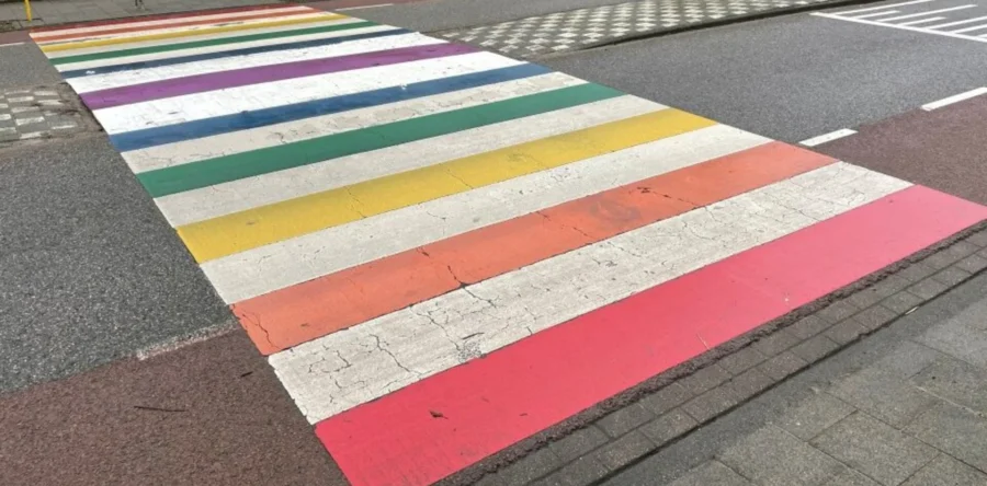 Gemeente Waalwijk voegt de kleur paars toe aan regenboogzebrapad