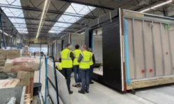 College neemt een bezoekje bij productie flexwoningen ‘WIJK’ (video)