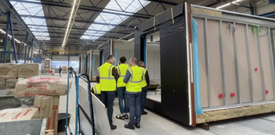 College neemt een bezoekje bij productie flexwoningen ‘WIJK’ (video)