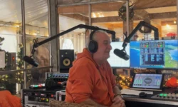 Piet van Aalst haalt in Glazen Huis geld op voor goede doelen (video)