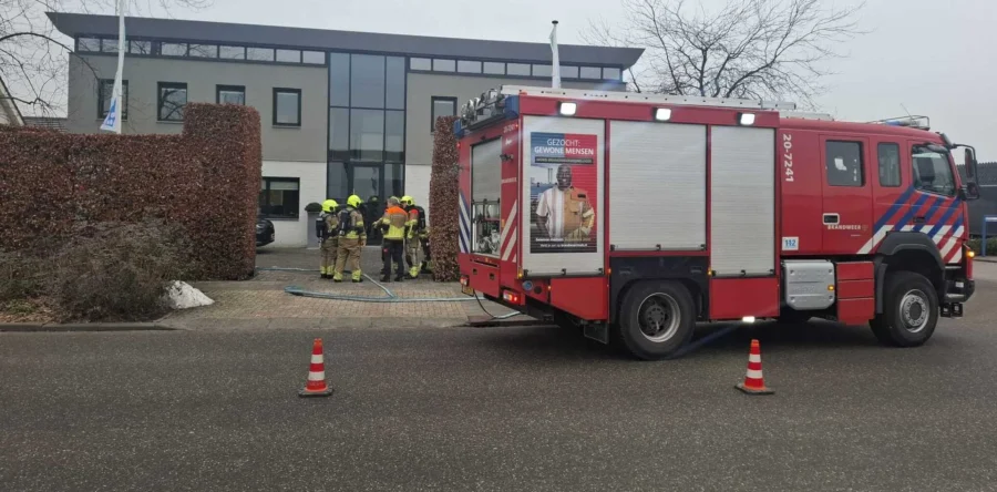 Brandweer heeft autobrand in Kaatsheuvel snel onder controle