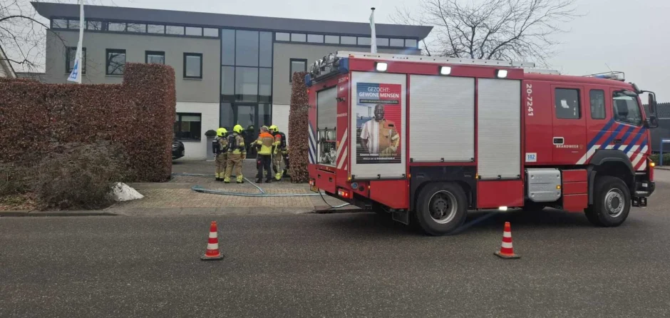 Brandweer heeft autobrand in Kaatsheuvel snel onder controle
