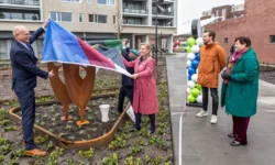 Vernieuwd Vredesplein en Veteranenperkje Waalwijk officieel geopend