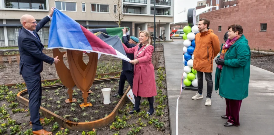 Vernieuwd Vredesplein en Veteranenperkje Waalwijk officieel geopend