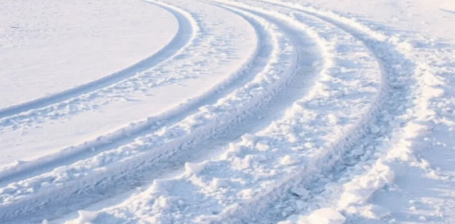 Omstanders bevrijden automobilist uit sloot langs A59 bij Waalwijk