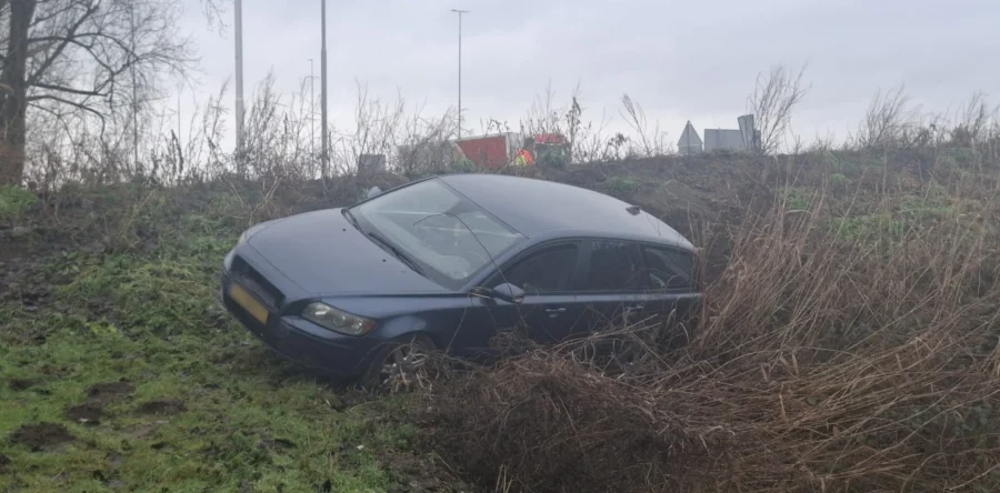 Schrik voor automobilist na ongeval op afrit in Waalwijk