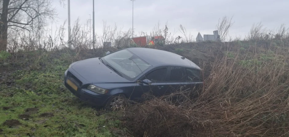 Schrik voor automobilist na ongeval op afrit in Waalwijk