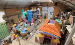 CV De Componisten druk met voorbereiding carnavalswagen (Video)