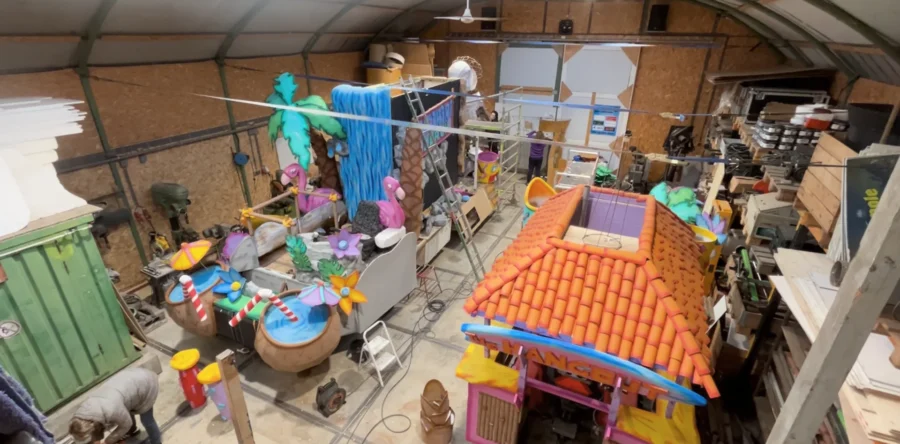 CV De Componisten druk met voorbereiding carnavalswagen (Video)